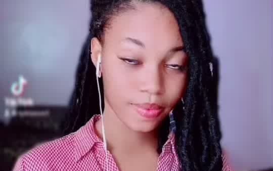 Fatoumata M Diarra dans la vidéo « Verre, ver, vert, vers, vair : ne plus jamais les confondre »