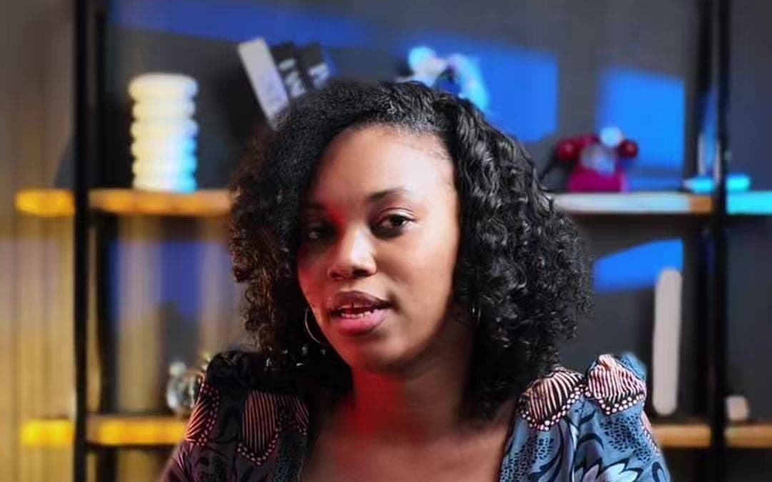 Fatoumata M Diarra dans la vidéo « Et si ta pauvreté n’était pas un manque d’argent ? »